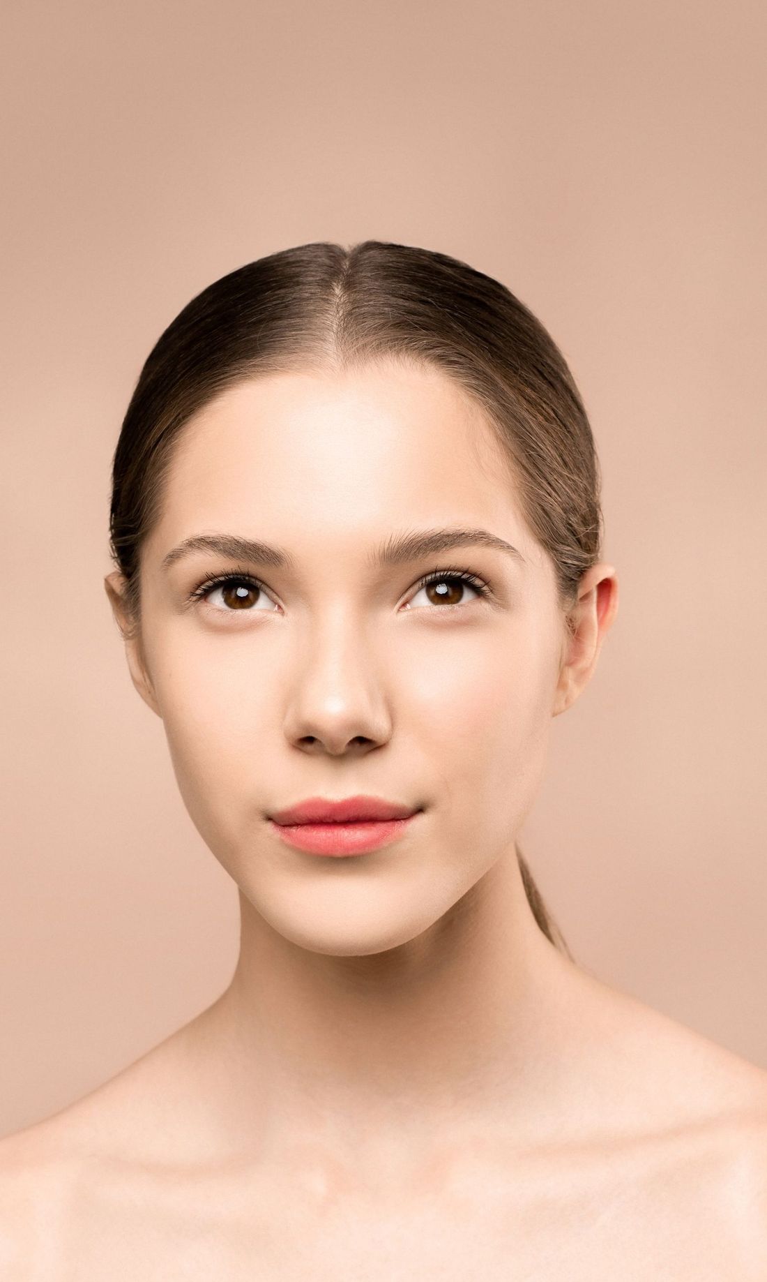 Rostro natural con cejas y labios suavemente definidos